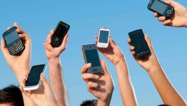 4G'yi dijitallemenin yeni sayfas olarak grdklerini belirten Vodafone Trkiye CEO'su Gkhan t, global pazarda 4G'ye dier operatrlerden nce getiklerinin altn izdi. t, "Vodafone ile herkes ilk gnden itibaren 4G'ye hazr olacak" dedi.