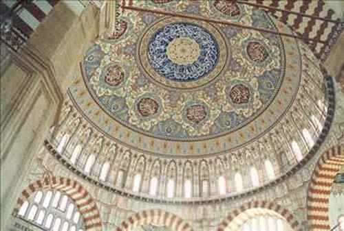 KUBBE VE KEMER<br>    Kubbe ve kemer eklindeki yaplar slam mimarisinin rndr. zellikle kubbe mimarisi konusundaki teknikler Avrupa'ya slam bilginleri araclyla tanmtr.