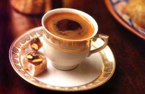 KAHVE<br>    Rivayete gre Gney Etiyopya'nn Kaffa blgesinde Arap bir oban olan Halid koyunlarnn bir bitkiyi yedikten sonra canlandn grd. Halid bu bitkiden toplad ve gtrp kaynarak iti.