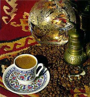 lk olarak geceleri uyank kalp almak ya da dua etmek isteyen Sufi alimler tarafndan kullanld tahmin edilen kahve ancak 1645 ylnda Venedik'e ulat. ngiltere'nin bakenti Londra'daki ilk kahvehaneyi ise bir Trk at.