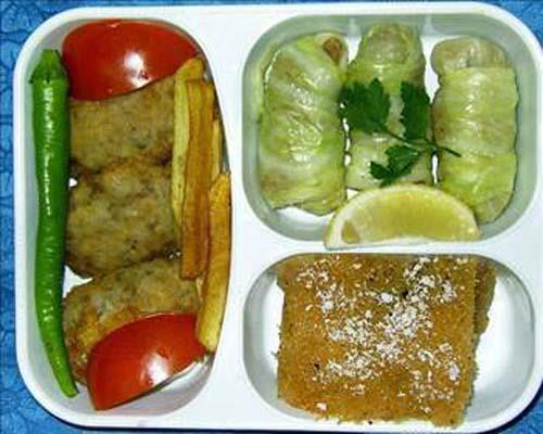  ET YEMEK<br>    Ali bni Nafi, Irak'tan spanya'nn Cordoba ehrine geldiinde Avrupa ilk kez bir nde  eit yemek kltryle tant.