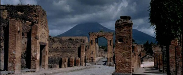 Sonra ard ardna Pompei zerine kzgn kller yamaya balad. Ve ilk lenlerin stn yorgan gibi rtt.  Birka saat iinde gzel ve canl Pompei, byk bir mezarla dnd.