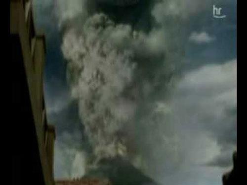 Hemen ardndan da gaz ykl kocaman siyah talar dmeye balad. Bu sonuncular yere deer demez patlyor ve ilk kayplarn verilmesine sebeb oluyordu. Gkyz karam olduundan ehirde gr mesafesi sfra dmt.