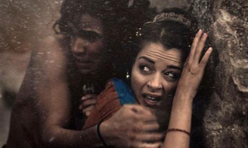 Dev dalgalar, bindikleri gemileri birer p gibi yukarya kaldryor ve ehrin surlarnn iindeki kzgn lav denizine doru frlatyordu. Zaten bu arada gkten iri kum taneleri byklnde ok kzgn kk talar yamaya balamt.