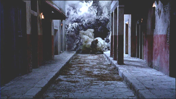 ehrin insanlar, rastgele saa sola koup duruyorlard. lerinde farknda olmadan Vezv'e doru koanlar bile vard.  Kurtuluu evde grenler, volkandan kan mthi scaklk yznden havadaki oksijenin ksmen gaz karbonik hale dnmesi yznden bouluyorlard.