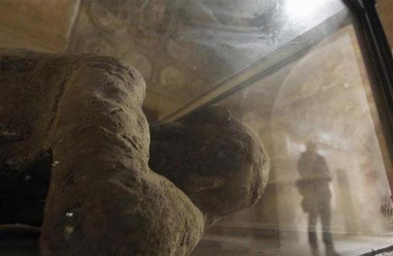 Evlerinin volkandan kan talarla dier maddelerin arlna dayanamayp kmesi neticesinde yokoluyorlard.  Yarlm olan yerden kan ar ve zehirli gazlar da bir baka lm sebebiydi.