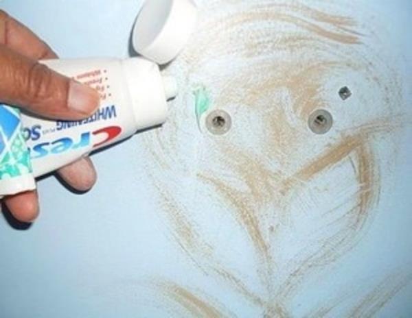 Duvardaki delikleri kapatabilirsiniz. Di macununu al gibi kullanarak duvar deliklerini doldurup stn boyayabilirsiniz.