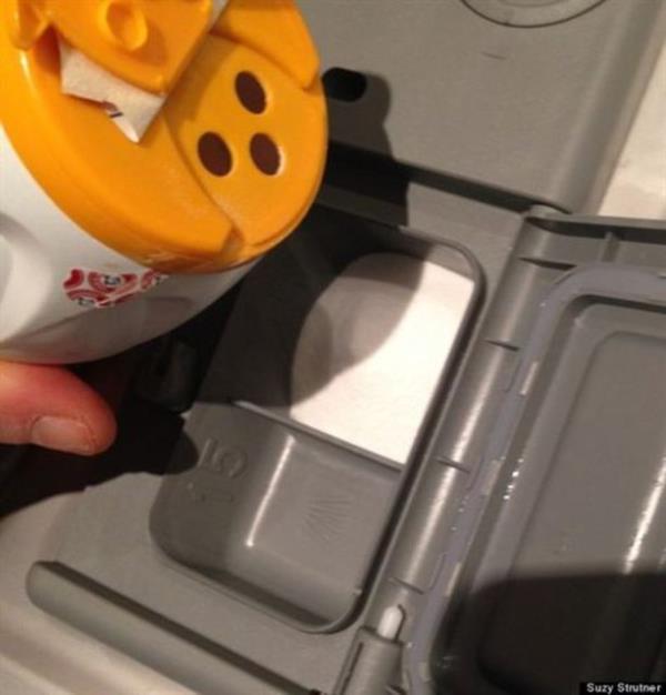 Deterjan blmesinin te ikisi dolacak ekilde karbonat ekleyin...