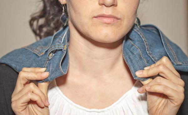 11. Maazada jean pantolon denemek iin vaktiniz olmadnda boyun metodunu deneyin. Pantolonun bel ksmn boynunuzun etrafna sarn. Boynunuzun arka tarafnda birleiyorsa bedeni uyacak demektir.