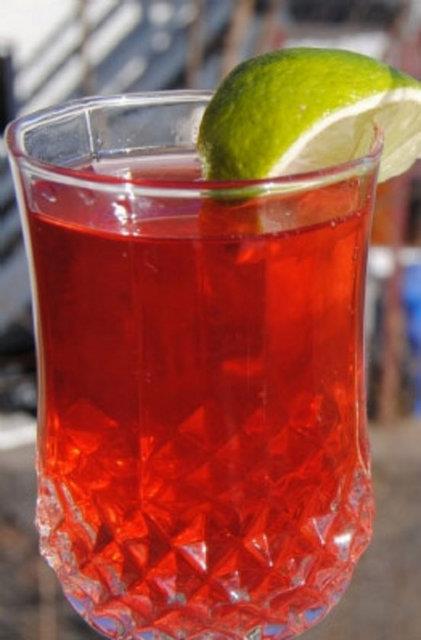 C vitamini ynnden de olduka zengin olan kzlck suyu, dilerin rmesini ve plak oluumunu engeller. Kzlcn iinde bulunan asit bileikler ise bbrek ve tmr oluumunu nler.