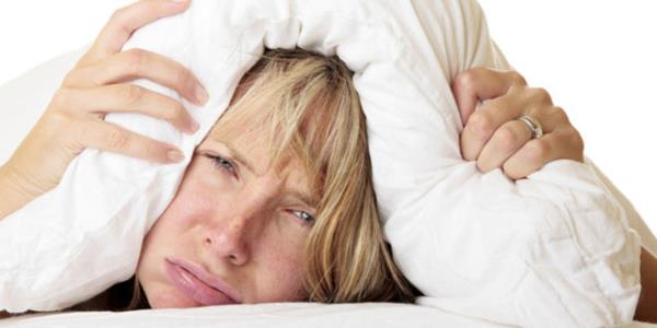 22-Uykuya gemekte zorlanyorsanz yorgann altnda saatlerce dnmekten vazgein. Kendinizi yatakta kalarak uyumaya zorlamak, ters tepkiye yol aar. Bunun yerine kalkn ve kendinize kitap okumak gibi bir aktivite bulun.