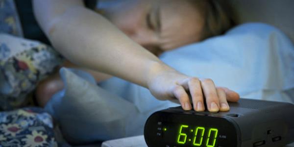 24-Yatak odasndaki saatleri gizleyin, gece uyanrsanz saate bakmayn.