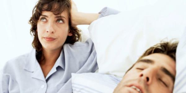 Bu uyanklklar uyku kalitesini olumsuz etkiler. Uykusuzluk ekiyorsanz einizle ayr yatakta yatmak uykuya dalmanz kolaylatrabilir.