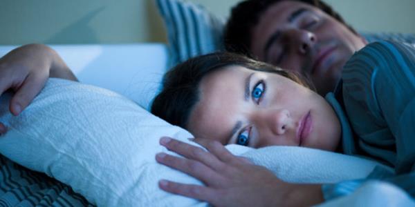 11-iftlerin birbirinin uykusunu kt ynde etkilediine ilikin birok alma var. Eler, birbirlerinin gece iindeki hareketlerinden etkileniyor, birinin dnmesi srasnda e de uyan yor.