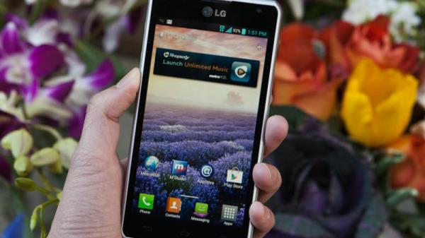 LG SPRT - 4.7 in HD ekran, 4 ekirdekli 1.2GHz ya da 1.3GHz hza sahip ilemci, 1GB RAM, 8MP arka, 1MP n kamera, 8GB depolama alan, 2100 mAh batarya