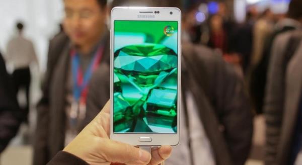 SAMSUNG GALAXY A7 - 5.5 in Full HD Super AMOLED ekran, 8 ekirdekli Samsung Exynos 5 Octa 5430/Qualcomm MSM8939 Snapdragon 615 ilemci, Mali-T628 MP6/Adreno 405 grafik ilemcisi, 2GB RAM, 13 MP arka, 5MP n kamera, 16GB depolama alan (+MicroSD), 2600mAh batarya