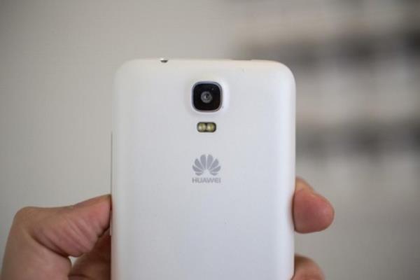 HUAWE Y360 - 4 in 480x854 ekran, 4 ekirdekli 1.2GHz ilemci, 512MB RAM, 5MP arka, 2MP n kamera, 4GB depolama alan, 2000 mAh batarya