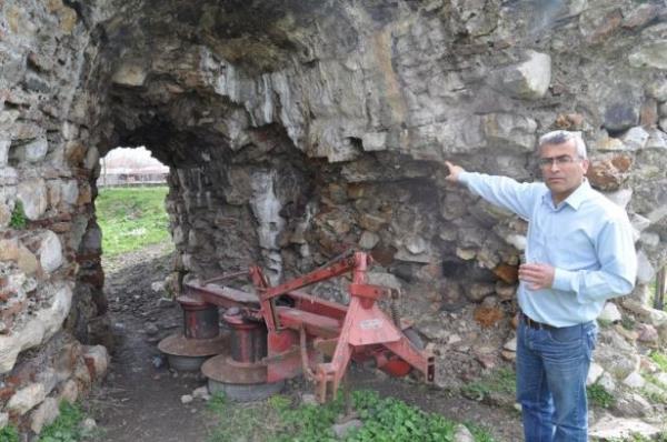 Rivayete gre, lohusa kadn Rumlar bebeiyle birlikte kesip gmmler. O kadnn stleri akyor. Sadece cuma saatinde st akyor, baka zaman gelseniz gremezsiniz.