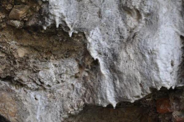 St Kalesi&#8217;ndeki talardan sadece cuma gnleri ve  aylarda akan st yzne srenlerin hastalklardan kurtulduu, konuamayan ocuklarn konutuu ileri srlyor.