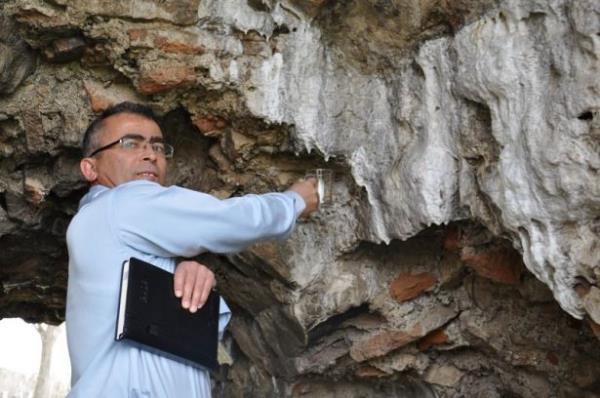 Bursa&#8217;nn Karacabey ilesine bal Uluabat Ky Mahallesi&#8217;nde bulunan tarihi Uluabat St Kalesi&#8217;ndeki esrarengiz olay grenleri akna eviriyor.