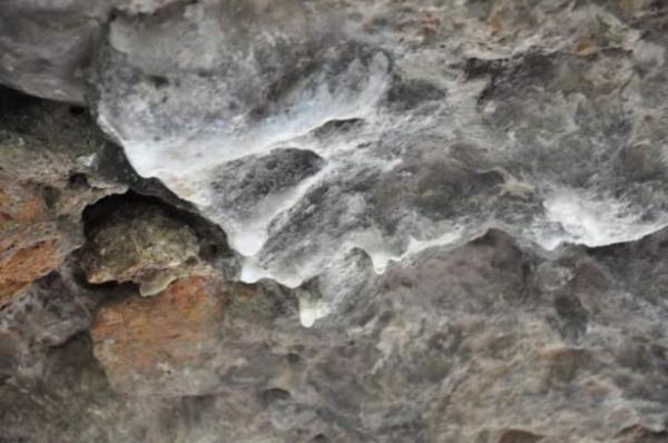 Bursa&#8217;da Roma dneminde lohusa bir kadnn kucanda bebekle ldrldkten sonra gmld St Kalesi&#8217;nin talarndan sadece cuma gnleri damlayan anne st grenleri hayrete dryor.