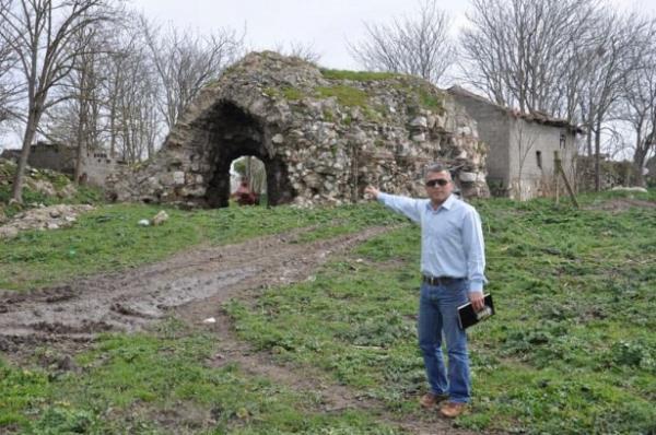 45 yldr ayn mahallede yaadn ve sadece Cuma gnleri dzenli olarak ta duvarlardan st aktn belirten Uluabat Muhtarvekili Ramazan Hamamc, &#8220;Buras St Kalesi, dnyada ei yok.