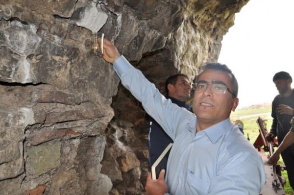 Uluabat Ky bekisi Beytullah Gven ise, St Kalesi&#8217;nde sadece cuma gnleri ve  aylarda st aktn dile getirerek, &#8220;Emzikli ldrlen kadnn st akyor diye biliyoruz. Bu stn konuamayan ocuklara gz rahatszl bulunan ocuklara iyi geldii syleniyor. Her zaman akmyor. Sadece  aylarda ve cuma gnlerinde akyor&#8221; eklinde konutu.