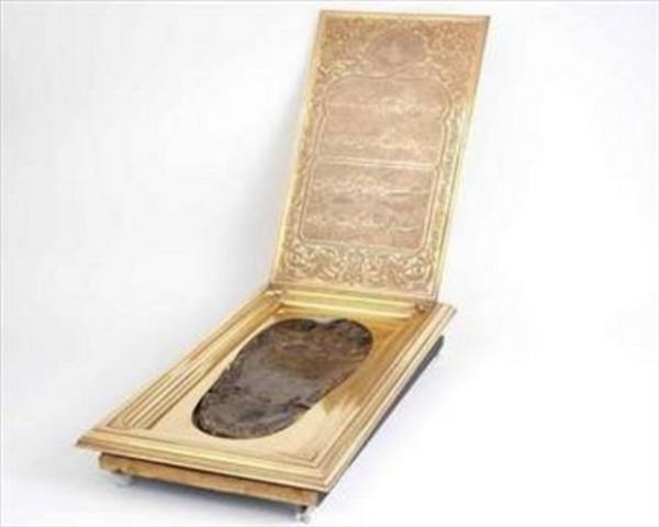 Ancak di�er g�mlekler �zerinde de yine Peygamberimize ait Kadem-i Saadet ve Nal�n-� Saadet motifleri kullan�lm��.