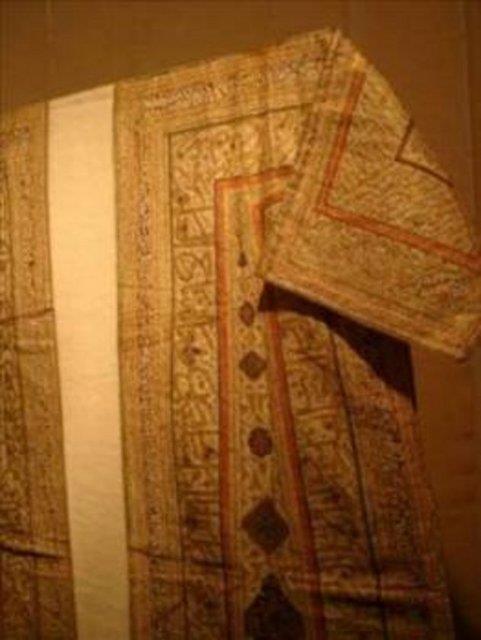 Yine ayn� sultana ait g�mleklerden biri ‘O�lum, aslan�m.’ diye ba�layan kitabesiyle di�erlerinden ayr�l�yor. O�luna pek d��k�n olan Nur Banu Sultan’�n haz�rlatt��� g�mle�in amac� g�z� Safiye Sultan’dan ba�kas�n� g�rmeyen 3. Murat’�n ba�ka evlilikler yapmas�. Nur Banu Sultan taht� v�rissiz b�rakmamak i�in girdi�i bu g�mlekli m�cadeleden zaferle ��k�yor ve 3. Murat ard�nda 19 erkek 20 k�sur k�z �ocu�u b�rakarak bu d�nyadan ayr�l�yor. Ancak erkek �ocuklar�n sonraki taht kavgalar�nda �ld�r�lmesi Nur Banu Sultan’�n �al��malar�n�n bo�a