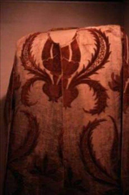 Yavuz hakikaten sava�tan zaferle d�n�yor ve Konya Mevlevihanesi’ni yapmaya ba�l�yor. Yavuz’dan sonra Kanuni ve 2. Selim d�nemlerini de g�ren �eyh S�naneddin Dede’nin �mr�n�n son demlerinde 3. Murat’a hediye etti�i t�ls�ml� g�mlek saraya bir te�ekk�r bab�nda.