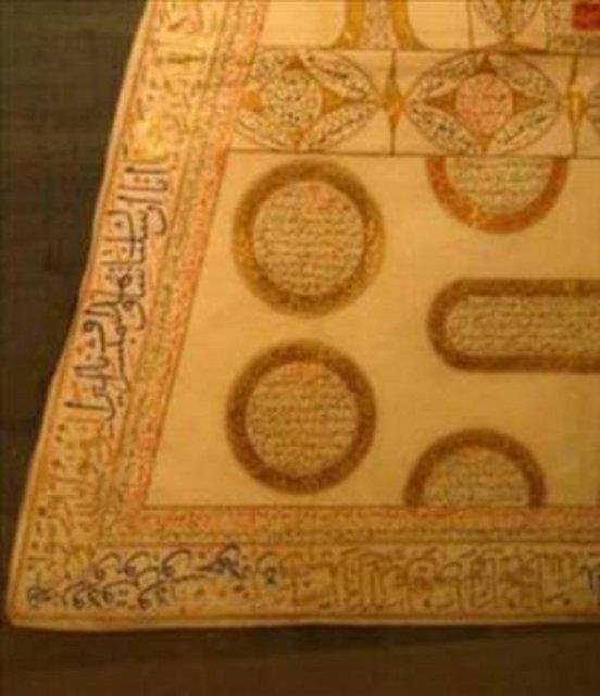 Saltanat kavgalar�n�n uza��ndaki halk da t�ls�ml� g�mleklerden pay�na d��eni alm��. D�nemin tarikat dergahlar�nda, sar�l�ktan, akrep sokmas�ndan korunmaya y�nelik haz�rlanan g�mlekler aras�nda kad�nlar� e�lerine �irin g�steren g�mlekler de var. �� g�mleklerden g�n�m�ze ula�anlar, �zerlerindeki leke hatta yaka kirleriyle duruyor; ��nk� bu g�mleklerin y�kanmas� m�mk�n de�il.