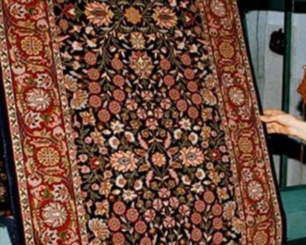 �imdilik g�mle�in �n y�z�ndeki k���k karelere yerle�tirilen rakamlarla Fetih S�resi’nin kodland���n� ke�fetmi�. Tezini Londra’daki bir �niversite’de haz�rlayan Mehlika Han�m, �ngiliz dan��manlar�n�n kendisini bu alana y�nlendirdi�ini ve as�l niyetlerinin g�mlekler �zerindeki kodlama sistemini ��zerek g�n�m�z tekstiline yeni bir a��l�m kazand�rmak oldu�unu s�yl�yor: