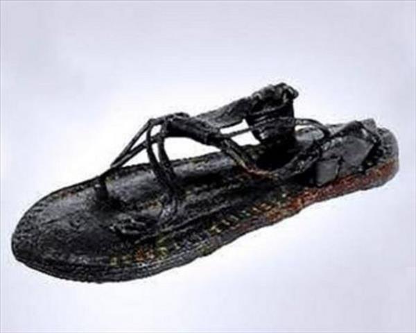 T�ls�ml� g�mlekler �zerinde s�k�a yer alan iki motif ise Hz. Ali’nin ucu �atall� k�l�c� ‘Z�lfik�r’ ve �o�unlukla Musevi inanc�yla ba�da�t�r�lan S�leyman M�hr�.