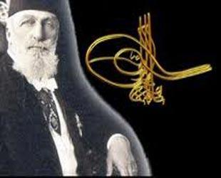 "MEMLEKETTEN B�R �AKIL TA�I ALDIM"<br>Memleketten son bir h�t�ra olmak �zere yerden bir �ak�l ta�� ald�m. Vatan�m�n bu mini mini par�as�n� kalbimin �zerine bast�rarak d���nd�m. Evet benim kederli g�nlerimde yeg�ne tesell�m bu olacakt�.