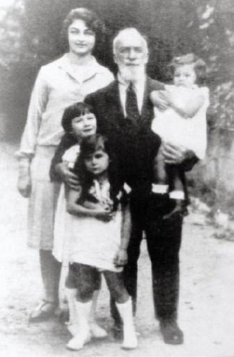 ‘Bak, ��heserin kimlerin elinde kald�! Onun yeg�ne muhaf�z� senin as�l �ileni istemiyorlar!