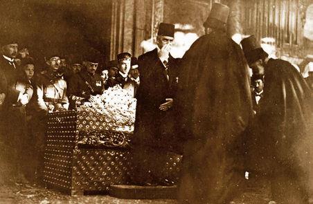 "FAT�H’�N RUHUNA SESLEND�M"<br>  ...Nihayet otomobillere bindik. Gecenin karanl���nda pek �ok heybetli �ekiller g�r�yorum zannettim ve sanki onlar�n aras�ndan korkun� zulmeti ayd�nlatan azametli bir cisim bize yakla�t�!