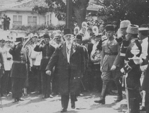 Art�k dayanamad�m ve ‘Ey b�y�k Fatih!’ dedim. ‘Bak, ��heserin kimlerin elinde kald�! Onun yeg�ne muhaf�z� senin as�l �ileni istemiyorlar!