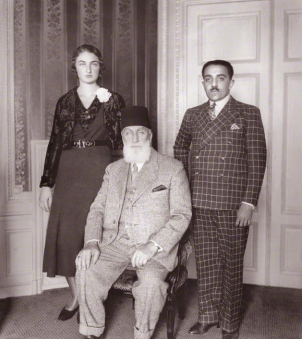 Senin haf�dli�ine (neslinden gelmeye, torunun olmaya) bi-hakk�n (hakk�yla) l�y�k olan Halife’yi memleketinden at�yorlar!