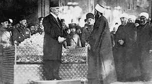 Vatan�m�n bu mini mini par�as�n� kalbimin �zerine bast�rarak d���nd�m.