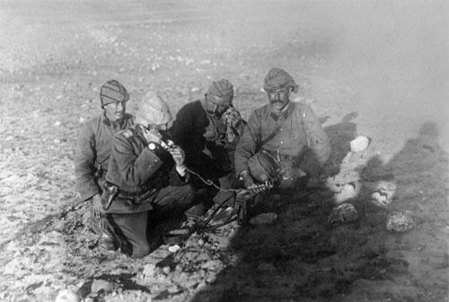 Trklerde ilk telefon Osmanl Devleti'nde 1908 ylnda uygulanmaya baland. Kadky ve Beyolu santralleri 1911 ylnda hizmete ald. lk otomatik telefon santral cumhuriyet dneminde Atatrk'n emriyle 1926 ylnda Ankara'da kuruldu.