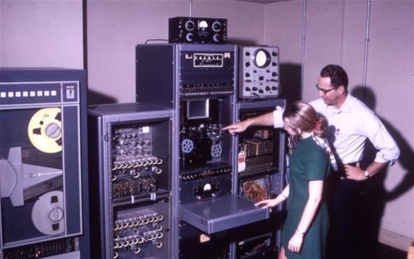 ARPANET (1969)<br>    ARPANET (Advanced Research Projects Agency Network, Amerikan Gelimi Savunma Aratrmalar Dairesi A), yeni adyla DARPA (Defence Advanced Research Projects Agency, ABD Savunma Bakanl leri Aratrma Projeleri Ajans) iin souk sava srasnda gelitirilmi dnyann ilk alan paket anahtarlama a olmasnn yan sra internetin de atasdr.