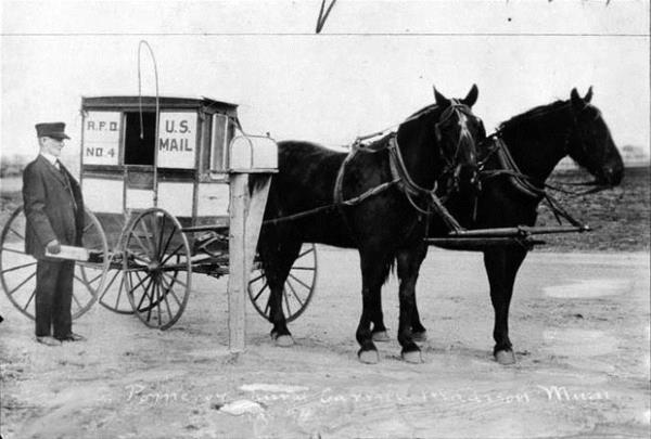 Gnmze en yakn sistem Roma Dneminde olumaya balad, Roma'da ilk posta sistemi Augustus Ceasar dneminde kuruldu. ki tr olan posta tekilatnda kraliyet postas hzl atlarla ekilen ve aydnlatmal aralarla yaplrken, kzlerin ektii kanlarla yaplan posta ileri de dier hkmet grevlilerince kullanlyordu.