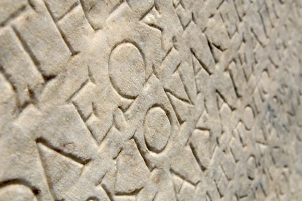 Alfabenin douu, yaznn douuyla e zamanldr ve Smerlere yani gnmzden 5000 yl nceye tarihlenir. Bilindii zere buna ivi yazs (cuneiform) ad verilir. ivi yazsna benzer simgelerle Smerler'i takip eden (Asur, Babil, Elam, Akad, Hitit vs.) birok Mezopotamya uygarl; dillerini kda, taa, topraa dkmlerdir.