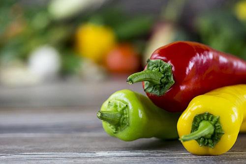 Renkli biberler lutein isimli bir bileik ierirler. Bu madde gz salnda nemli bir rol oynar. Biber ayn zamanda salkl gzlere katkda bulunmasyla bilinen bir dier kimyasal olan zeaksantin ierir. Bu maddeleri daha fazla tketiyor olmak makler dejenerasyon riskinizin azalmasna yardmc olur.