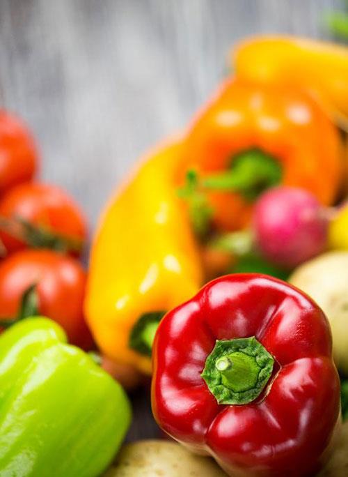 Renkli biberler kalsiyum, demir, magnezyum, manganez, fosfor ve potasyum salayarak vcudunuzun mineral seviyesini artrabilir. Bu mineraller beyin fonksiyonlarnzn dzgn almasn salamaya, kalp atlarnz dzenlemeye ve birok yaamsal fonksiyona katkda bulunur.