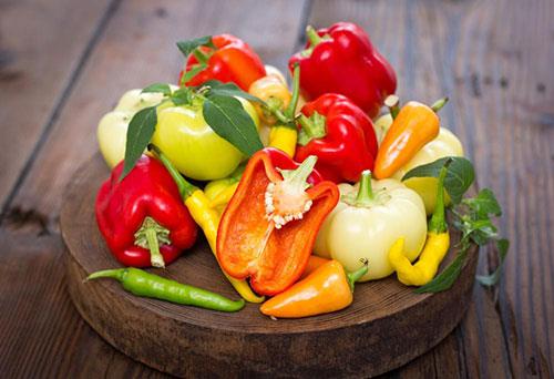 Vcudumuz enerji harcadka zararl oksijen serbest radikalleri oluturuyor. Bu zararl bileikler hasar yaratmadan evvel vcut onlar yok etmek iin eitli maddeler retir. Renkli biberler vcudun oluturduu bu doal bariyere serbest radikallerle savac bileiklerle katk salar.