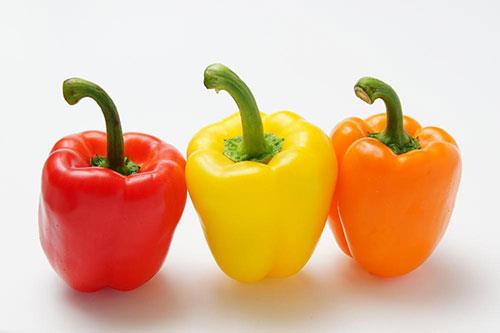 Biberler olgunlatka renkleri yeilden sarya ve sonra krmzya dner. Bu deiim meydana gelirken C vitamini seviyeleri artar. Krmz biber tketmek C vitamini almnz en st seviyeye karr.