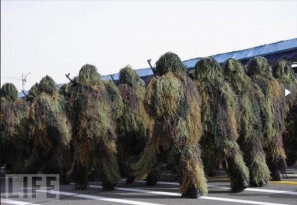 Life, arivindeki dnyann drt bir yannda ilgin askeri geit trenlerinde objektife taklan bu kareleri internet sitesinde paylat. Fotorafta kamuflajlaryla geit yapan ran ordusu grnyor.