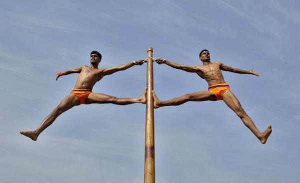 Geleneksel Hint sporu olan bu etkinlikte tahta bir direk zerindeki jimnastiki esneklii ve cesareti ile grenleri hayrete dryor.