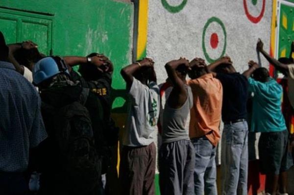 Jamacian Posse<br>    Yksek gte saldr tfekleri kullanmasyla tannmasnn yan sra rgt, ada hkmetiyle de gl balantlara sahip ve t, kasap ba, vakumlu sprge gibi eyler kullanarak ritellemi ldrme vakalaryla byk korku salyor.